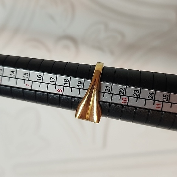 Avon - Goldtone Butterfly Ring size 9 - Picture 4 of 4